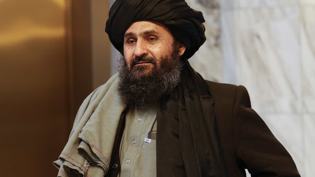 Número 2 do Talibã chega a Cabul para negociar formação de governo