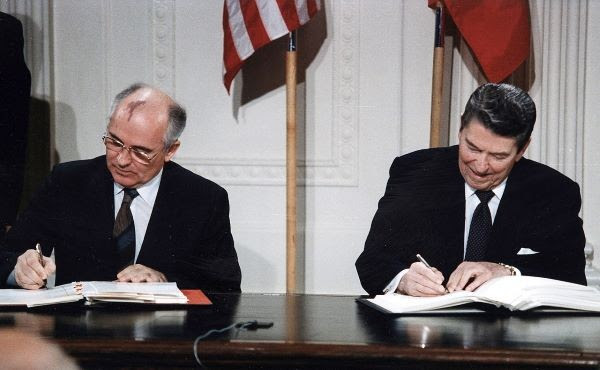 Firma de tratado de control nuclear con el presidente Reagan.