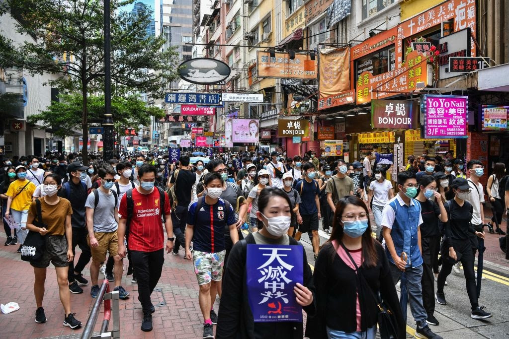 Người biểu tình đi trên đường phản đối luật an ninh quốc gia của Trung Quốc áp đặt lên Hồng Kông ngày 24/5/2020.(Ảnh: ANTHONY WALLACE/AFP via Getty Images)