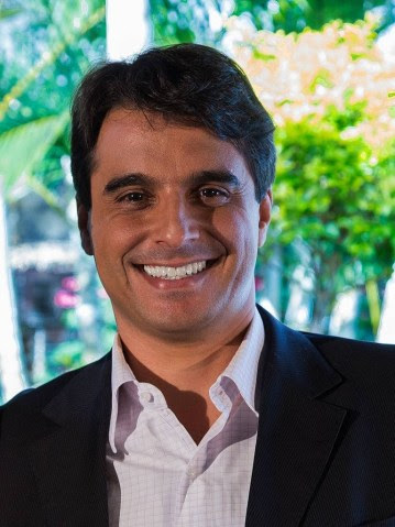 Andr Lima, da Secretaria de Controle do Desmatamento no MMA,  um homem branco de cabelos castanhos e olhos escuros. Andr veste terno preto com camisa social branca. Ele est sorrindo para a cmera. 