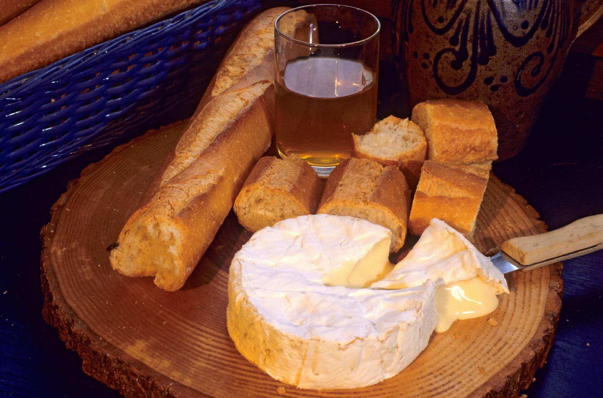 El camembert es solo uno de los quesos que destacan a Francia en la gastronomía mundial (Getty)