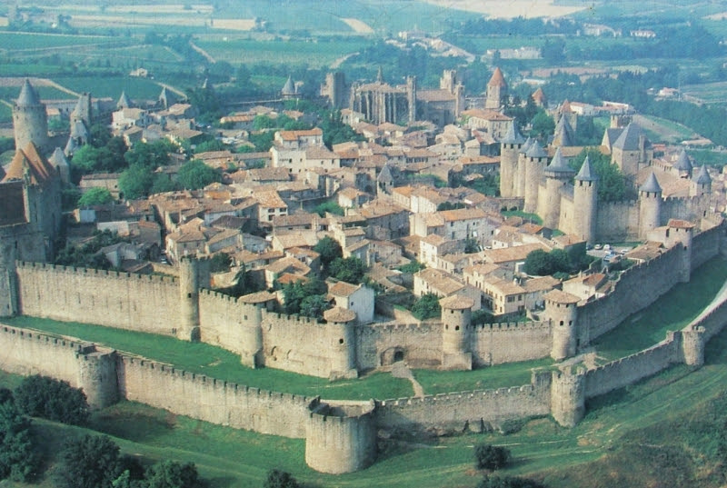 http://macpik.files.wordpress.com/2011/02/carcassonne-foto.jpg