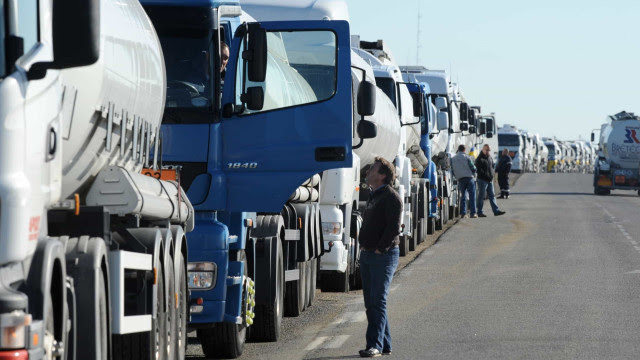 Em greve, caminhoneiros dizem que movimento será 'principalmente' em Santos