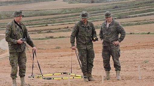 Soldados del Regimiento de Pontoneros prospectan el lugar con más indicios de la batalla de Cutanda