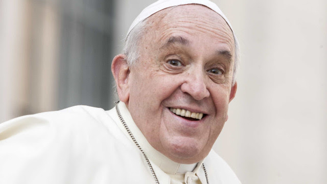 Papa Francisco passa por cirurgia e reage bem a procedimento
