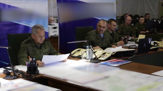 Bộ trưởng Quốc phòng Nga Sergei Shoigu làm việc cùng các chỉ huy chiến trường Ukraine. Ảnh: Bộ Quốc phòng Nga.