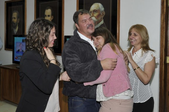 Nuestro héroe Ramón Labañino(C), con su esposa Elisabeth, y dos de sus hijas, a su arrivo a la patría, en La Habana, el 17 de diciembre de 2014. AIN FOTO/ Estudios Revolución