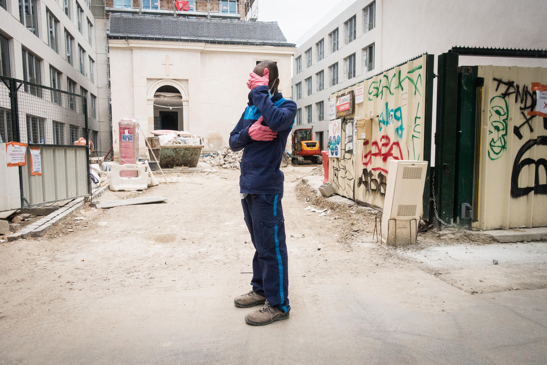 Ousmane (prénom modifié), sénégalais, 38 ans, vit en France depuis trois ans. Il est agent de nettoyage sur des chantiers de BTP en Ile-de-France.