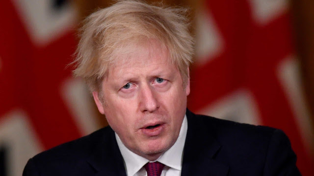 Boris Johnson vê debandada de assessores em meio a crise de imagem por festas