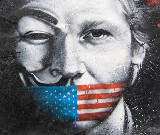 Grafitti de Julian Assange en St.-Romain-au-Mont-d'Or, Francia, pintado por Thierry Ehrmann