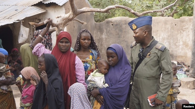 Binh sĩ Nigeria giải cứu những phụ nữ và trẻ em bị phiến quân Boko Haram bắt cóc, ở Yola, 29/4/2015.
