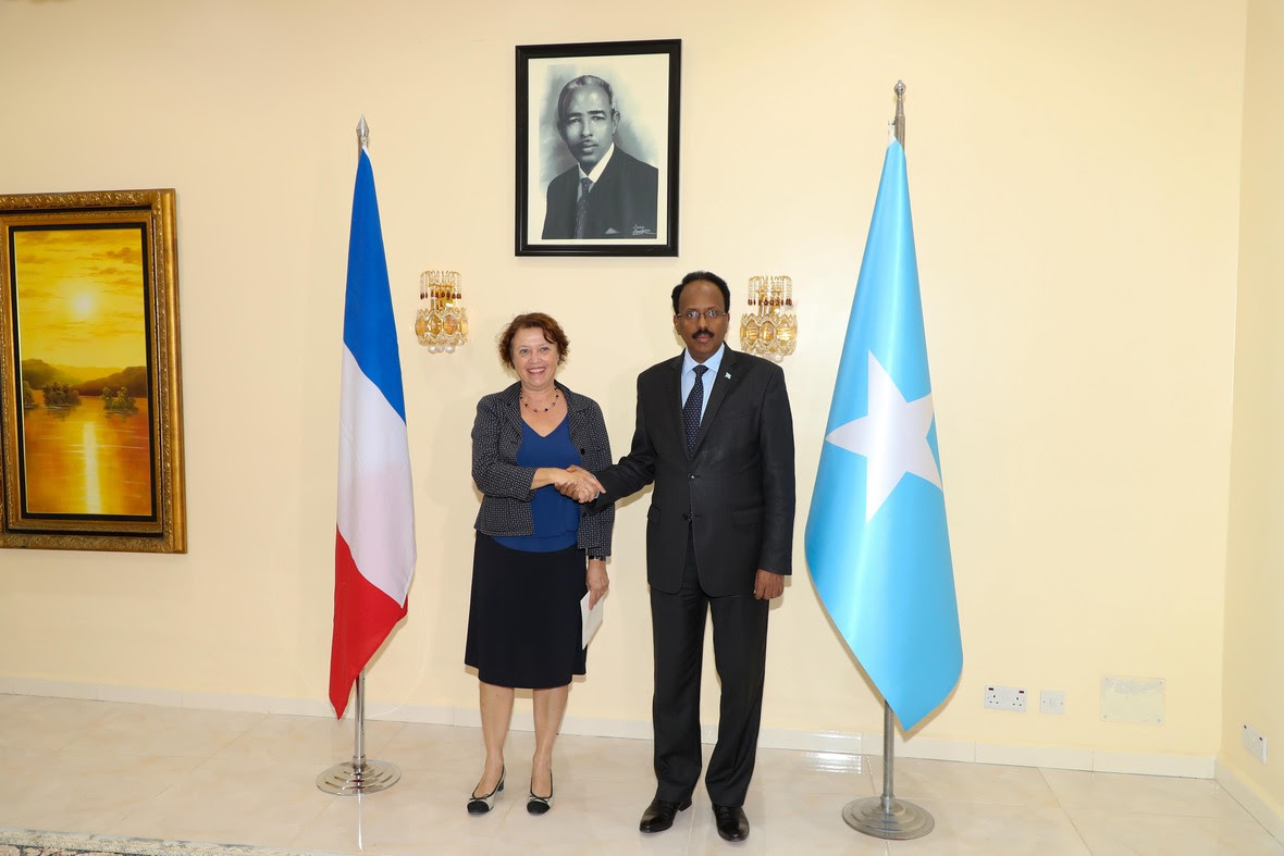 Madaxweyne Farmaajo oo waraaqaha aqoonsiga ka gudoomay safiirka cusub ee Dowladda France u qaabilsan Somalia Cali Ducale-2