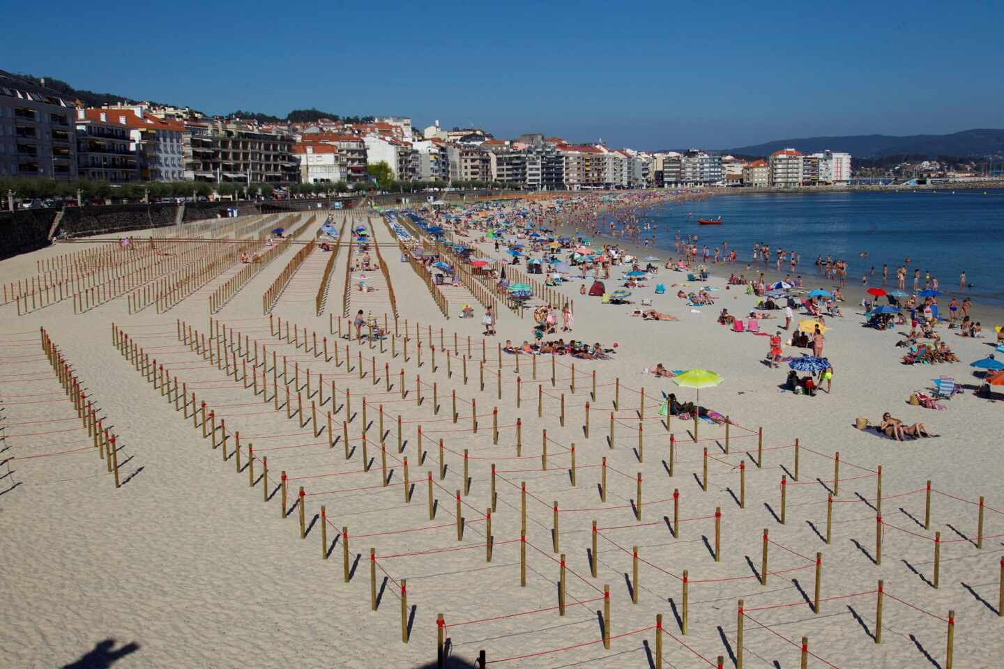 La playa de Sanxenxo (Pontevedra) con parcelas para bañistas.
