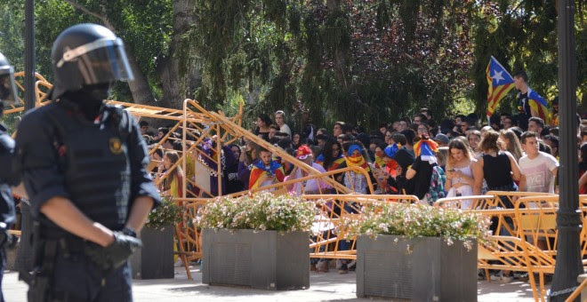01/10/2018.- Los estudiantes tumban las vallas de seguridad en la Subdelegación del Gobierno en Lleida. EUROPA PRESS