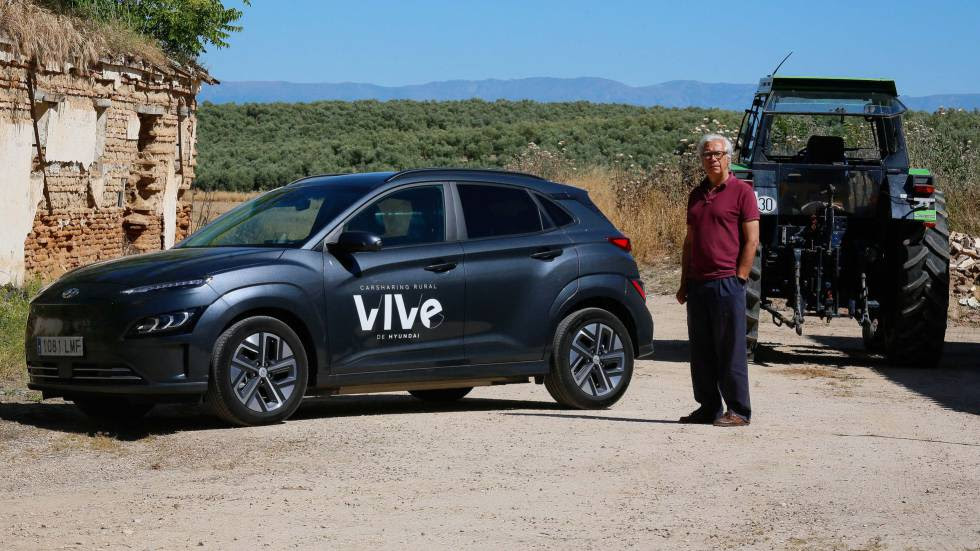 Javier Bollaín, alcalde de Illán de Vacas, con el coche eléctrico de 'carsharing' instalado en su pueblo. Javier Bollaín, alcalde de Illán de Vacas, con el coche eléctrico de 'carsharing' instalado en su pueblo.