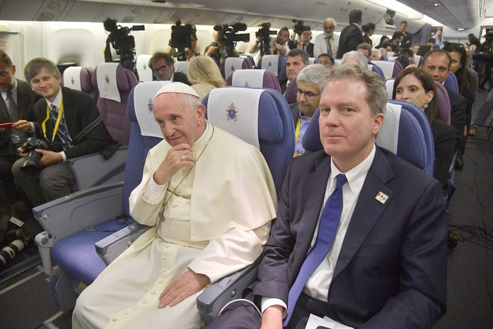 El papa Francisco y el ex director de la Oficina de Prensa de la Santa Sede, Greg Bruke (EFE).