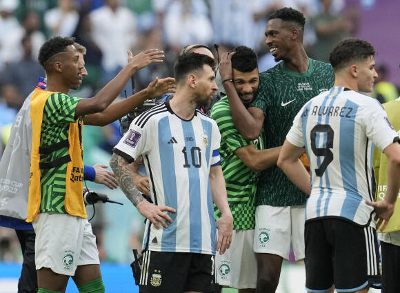 Lionel Messi, le regard dans le vide, après la défaite de l’Argentine face à l’Arabie saoudite, au stade de Lusail (1-2), le 22 novembre 2022.