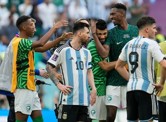 Lionel Messi, le regard dans le vide, après la défaite de l’Argentine face à l’Arabie saoudite, au stade de Lusail (1-2), le 22 novembre 2022.