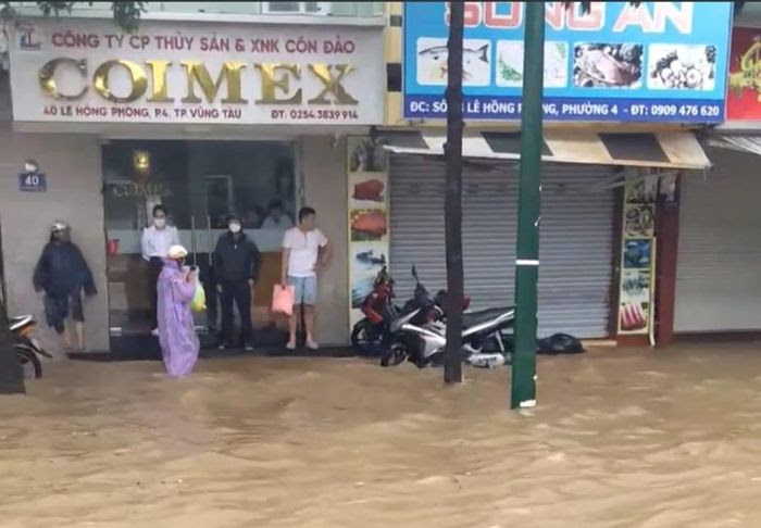 Mưa lớn khiến nhiều tuyến đường như Lê Hồng Phong, Lê Lợi, Xô Viết Nghệ Tĩnh, Huyền Trân Công Chúa, Hoàng Hoa Thám, 30/4… bị ngập nặng.