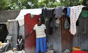 Una mujer frente a su casa en una zona de desplazados en Puerto Príncipe, Haití.