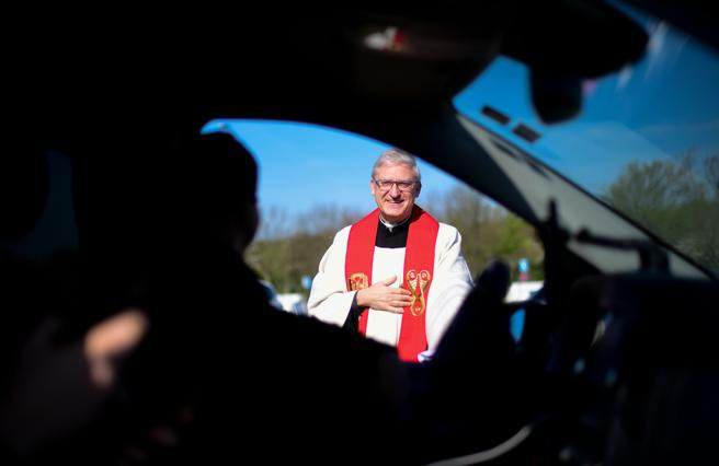 El pastor Frank Heidkamp habla con uno de los fieles en su coche