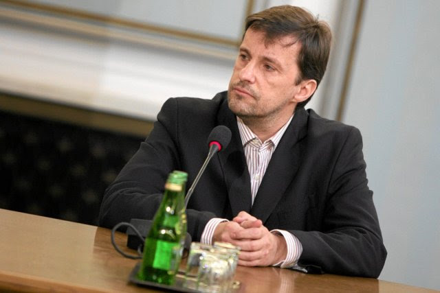 Witold Gadowski wielokrotnie sugerował, że istnieją olbrzymie wpływy służb specjalnych.