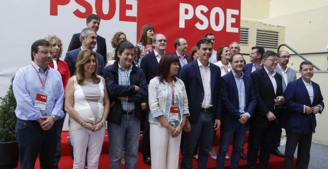 El líder socialista, Pedro Sánchez, en una reunión con los barones del partido en la sede de la madrileña calle de Ferraz. EFE