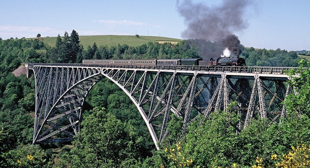 La 141 R 1126 traverse le viaduc du Viaur