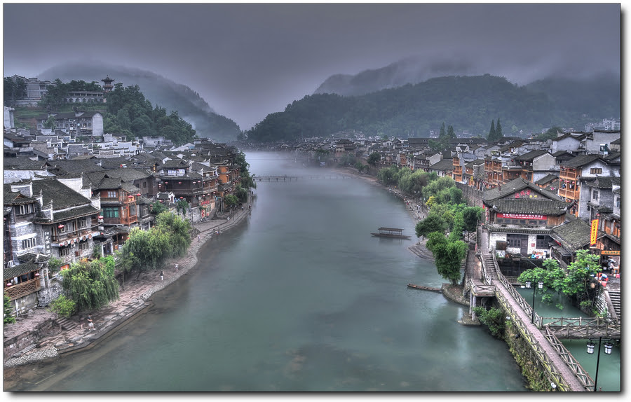 http://cdnfiles.hdrcreme.com/34528/medium/feng-huang-a-little-town-in-sw-china.jpg?1324528087