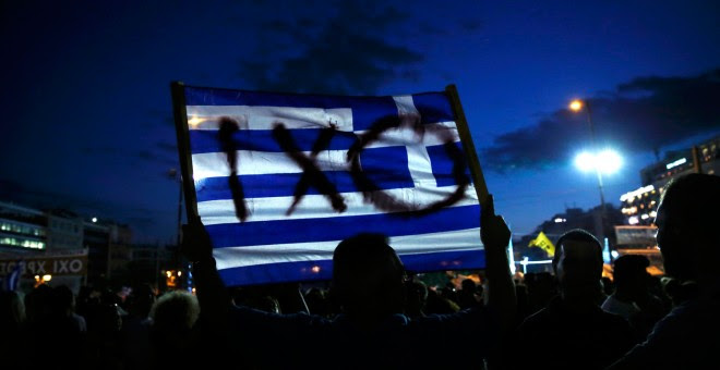 Un manifestante sostiene una bandera griega durante una manifestación contra la austeridad en Atenas, Grecia.- REUTERS / Alkis Konstantinidis