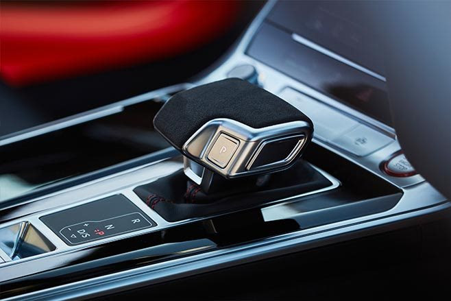 2020 Audi RS6 Avant gearshift