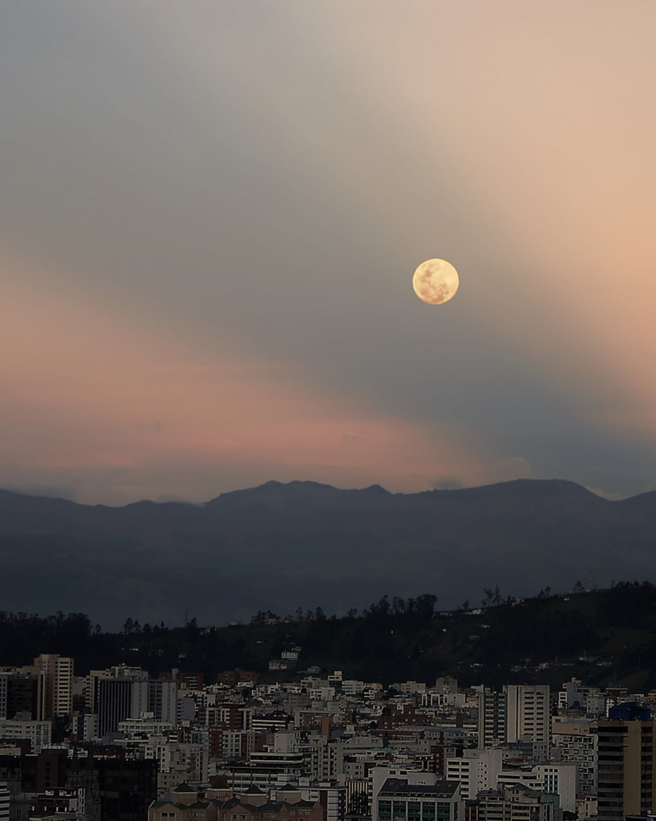 Súper Luna desde Quito.