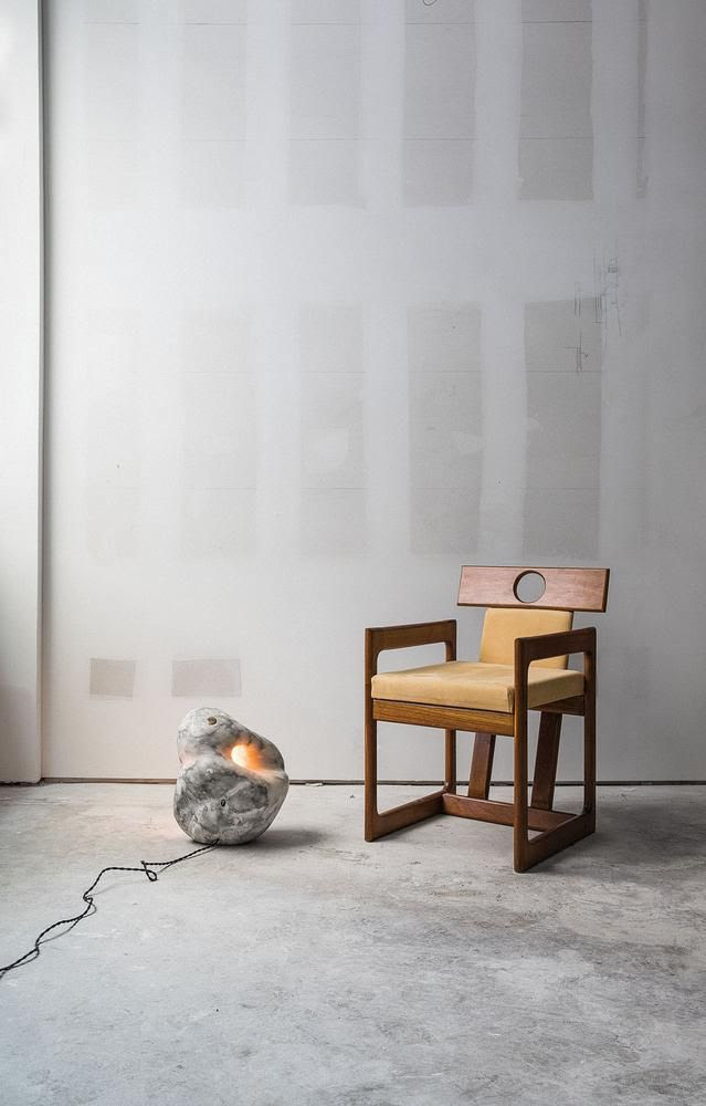 FRESH PAIR A 2016 Rogan Gregory lamp stands next to a 1985 Sérgio Rodrigues chair. FRESH PAIR A 2016 Rogan Gregory lamp stands next to a 1985 Sérgio Rodrigues chair.