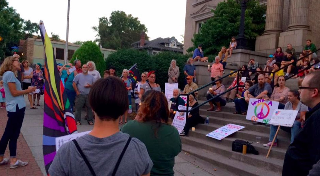 El rally Dalles en solidaridad con Charlottesville, VA