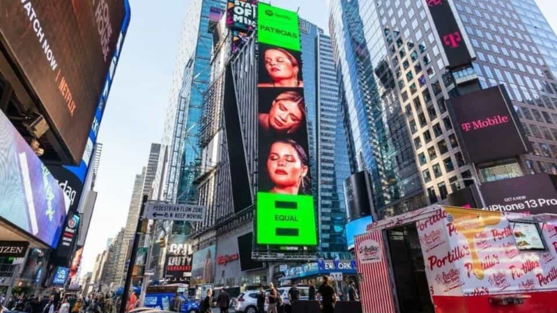 Marília Mendonça e Maiara e Maraisa estampam telão na Times Square