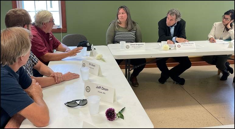 Photo: Sen. Brown hosts roundtable at Green Field Farms