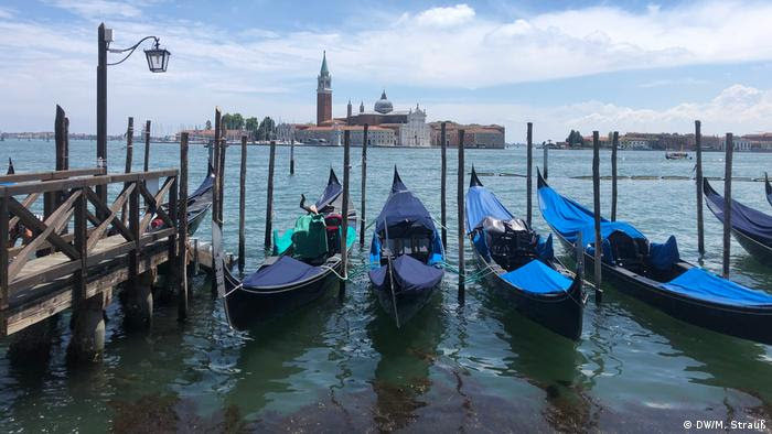 Gôndolas azuis em Veneza Gôndolas azuis em Veneza