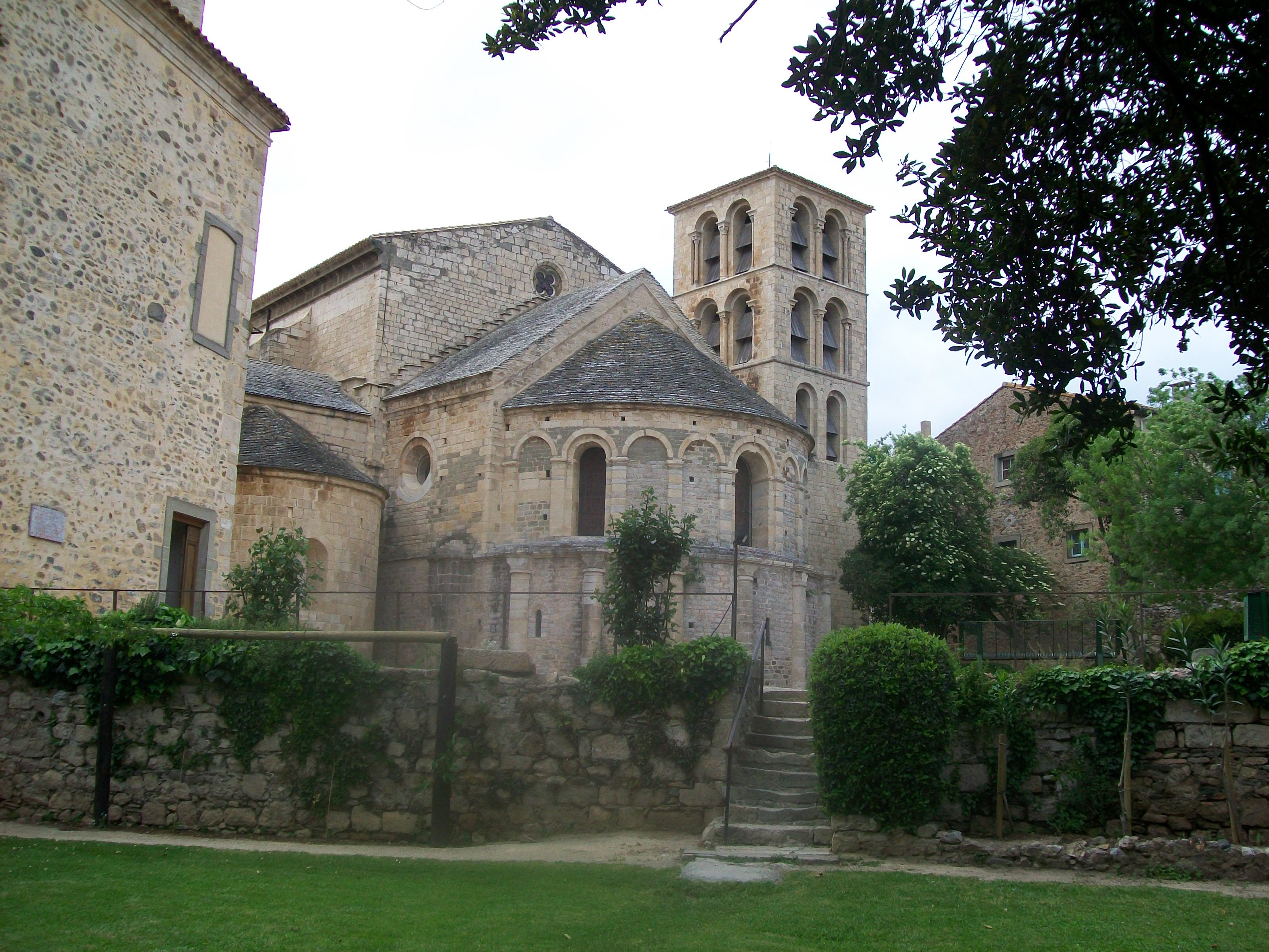 http://upload.wikimedia.org/wikipedia/commons/e/eb/Abbaye_de_Caunes-minervois.jpg