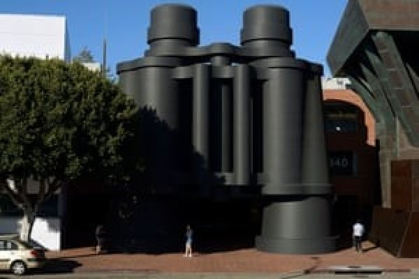 El Binocular´s Building, concebido alalimón con su esposa Coosje van Brueggen y el arquitecto Frank Gehry, en Los Angeles, California