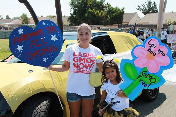 38-59_MAAM_Lake_Forest_CA_parade_bee_car_mom_and_flower_girl_-_Copy.jpg