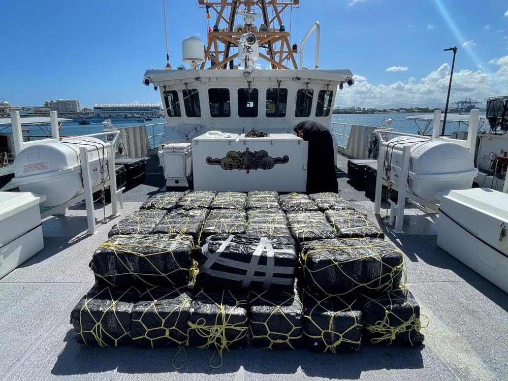 La tripulación del guardacostas Donald Horsley descargó aproximadamente 1,000 kilogramos de cocaína incautada, valorada en $20 millones de dólares, en la base de la Guardia Costera de San Juan el 4 de abril de 2022, luego de la interdicción de un barco rápido el 30 de marzo de 2022 en el Mar Caribe cerca de Puerto Rico.  Los agentes especiales de la Administración de Control de Drogas recibieron la custodia de dos presuntos contrabandistas y el contrabando incautado.  Esta interdicción es el resultado de los esfuerzos de varias agencias que involucran al Grupo Interagencial de la Frontera del Caribe y la Fuerza de Ataque del Corredor del Caribe.  (Foto de la Guardia Costera de EE. UU.)