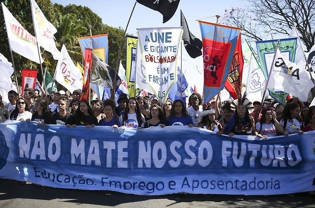 Brasilia: estudiantes protestan contra los cortes en la Educación y la reforma de las Pensiones durante el último Congreso de la UNE  - Créditos: Sergio Lima / AFP