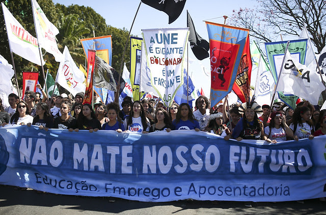 Brasilia: estudiantes protestan contra los cortes en la Educación y la reforma de las Pensiones durante el último Congreso de la UNE - Créditos: Sergio Lima / AFP