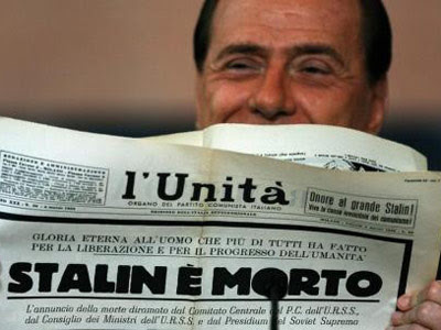 Berlusconi sosteniendo un antiguo ejemplar de L'Unita.
