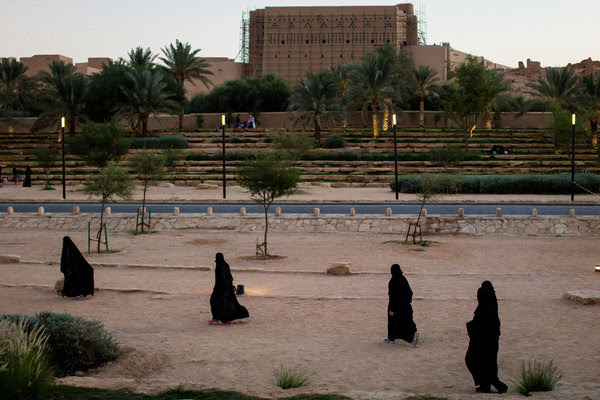 Mujeres caminando en la plaza Al Bujairi en Riad, Arabia Saudita, un país con uno de los entornos más restrictivos del mundo para las mujeres.