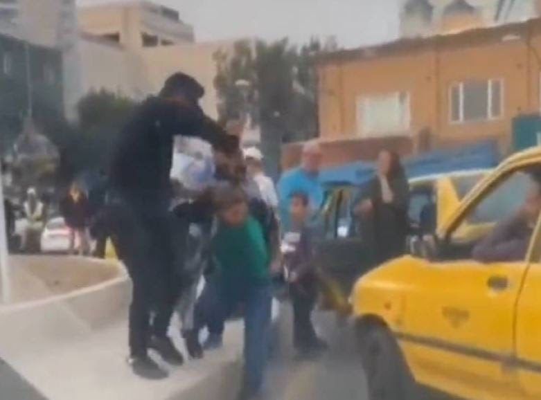 شاهد عنصران من الحرس الثوري الإيراني يعتديان على إمرأة متظاهرة وسط الشارع