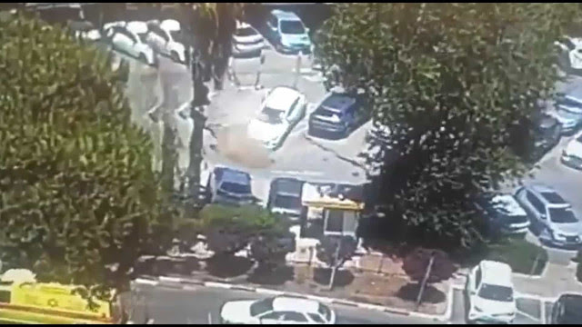 Cratera abre-se em Israel e engole três carros estacionados
