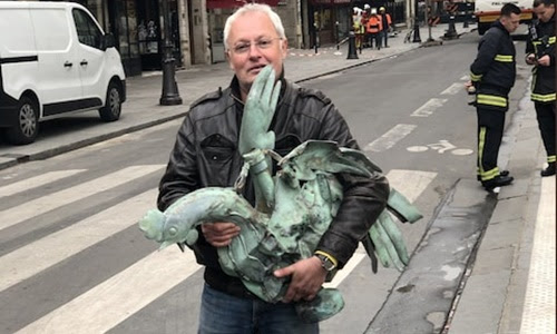 Bức tượng gà trống bằng đồng mang ý nghĩa biểu tượng của Nhà thờ Đức Bà Paris. Ảnh: AFP.