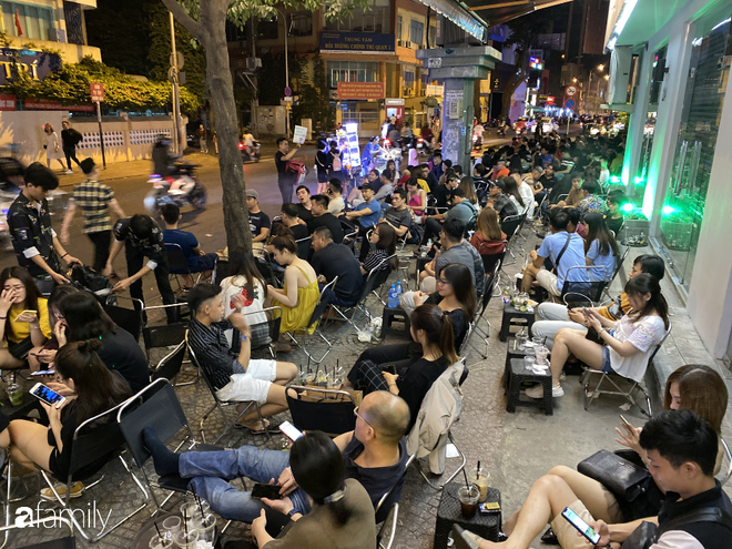 Quán cà phê “1 đô” lề đường bỗng nhiên trở thành cơn sốt ở Sài Gòn, mỗi đêm có hàng trăm người kéo tới ngồi xếp lớp dài cả chục mét - Ảnh 6. Quán cà phê “1 đô” lề đường bỗng nhiên trở thành cơn sốt ở Sài Gòn, mỗi đêm có hàng trăm người kéo tới ngồi xếp lớp dài cả chục mét - Ảnh 6.
