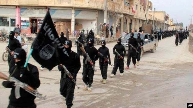 Thành viên nhóm Nhà nước Hồi giáo Iraq và vùng Levant tuần hành ở Raqqa, Syria